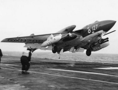 Μ.Βρετανία: Αναγκαστική προσγείωση ενός «βετεράνου» Sea Vixen σε αεροπορική επίδειξη (φώτό, βίντεο)